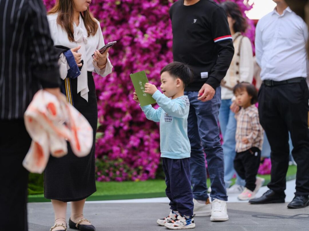 Event photographer candid coverage of a visitor at a Shenzhen public brand activation
